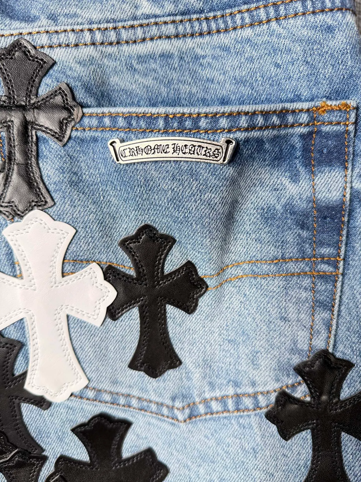 P326 💰 (Heavy Industry Top Version) Chrome Hearts Sex Octopus 🐙Multiple logo elements spliced ​​washed jeans to truly restore the ultimate texture of Vintage. Three-dimensional version. Loose and comfortable, not picky about the figure. Makes taller and slimmer. Factory Seiko. Original factory quality control. Same style for men and women. Can be matched with couples. Versatile recommendation. Must-have jeans for all seasons. Fashionistas have been disappointed. From the quality selection of fabrics, the tailoring of details, and the matching of patterns, they are all impeccable! The upper body is so handsome when worn...it can be easily worn by men, women and children! The craftsmanship is made of heavy-duty washed pure cotton denim fabric. After washing, it is soft and thick and looks very stylish when worn. Color: blue Size: 28-30-32-34-36 (corresponding to S-M-L-XL-XXL)